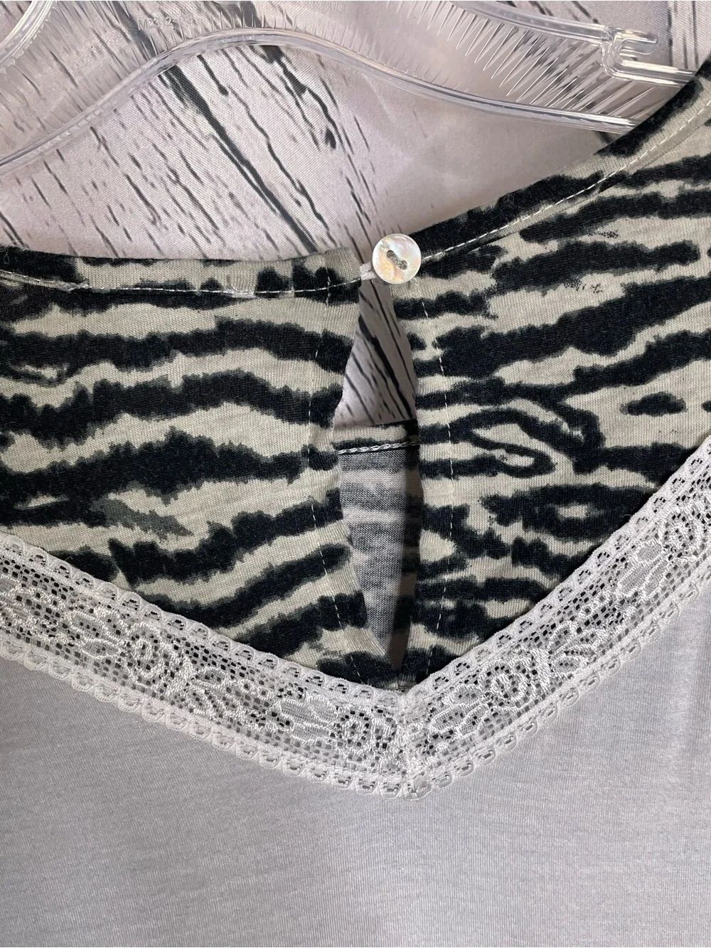 POL top grey bodice lace-trimmed V-neckline and zebra-print raglan sleeves S - Picture 5 of 8